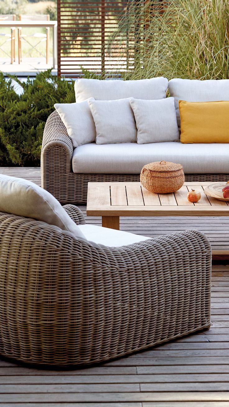 Choosing the right outdoor
wicker sofa