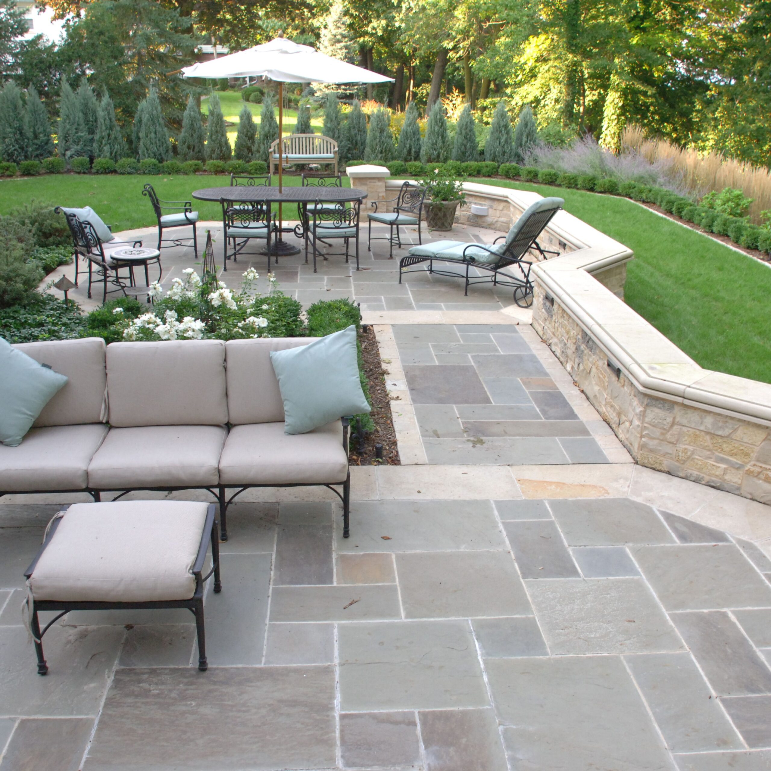 Building an Impressive Garden
with blue stone pavers