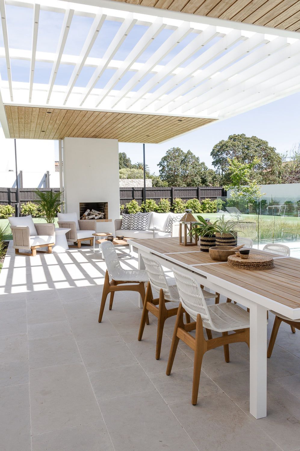 A family which loves outdoor
meals needs good outdoor dining sets