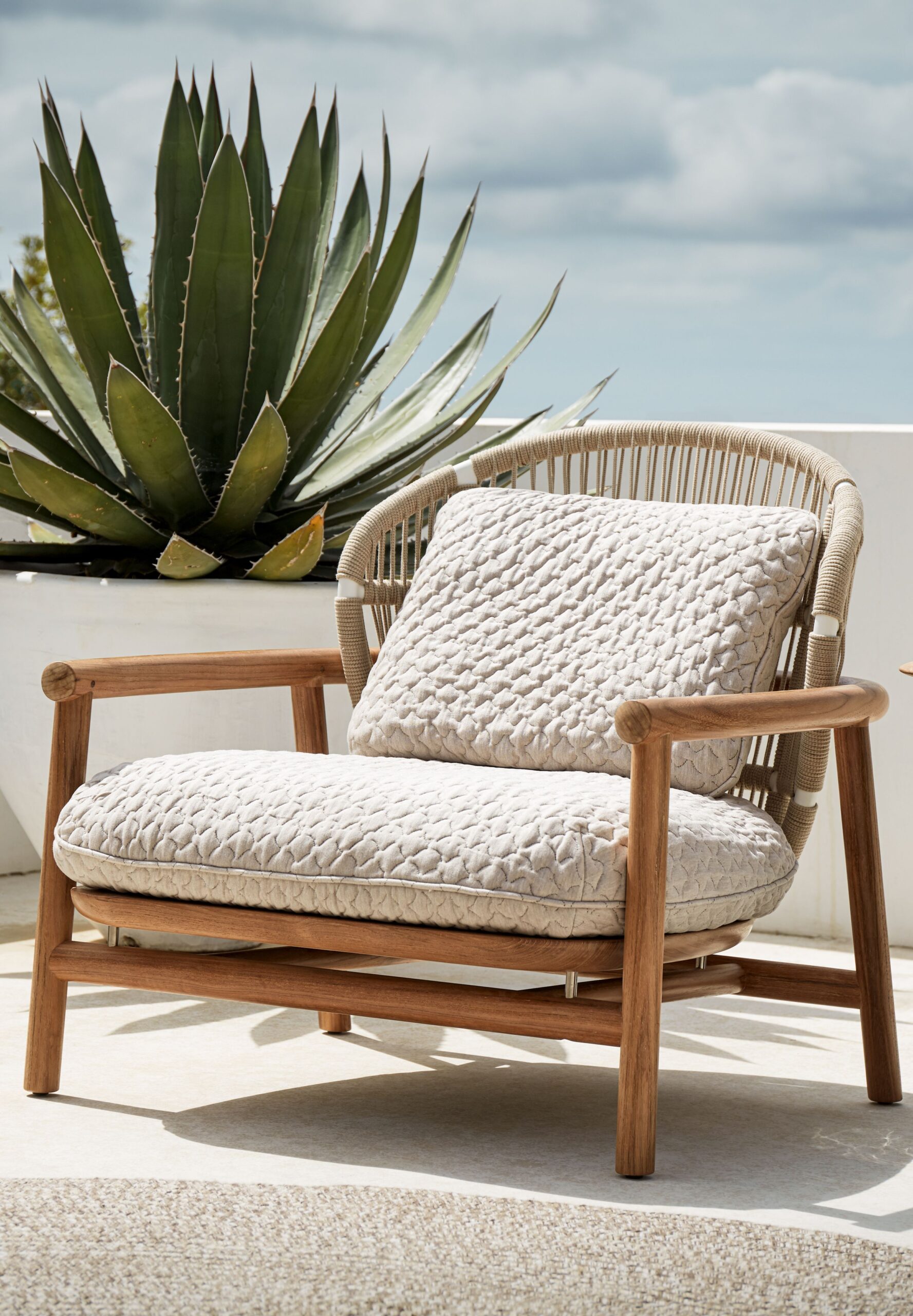 Outdoor lounge chairs can
provide a wide range of services