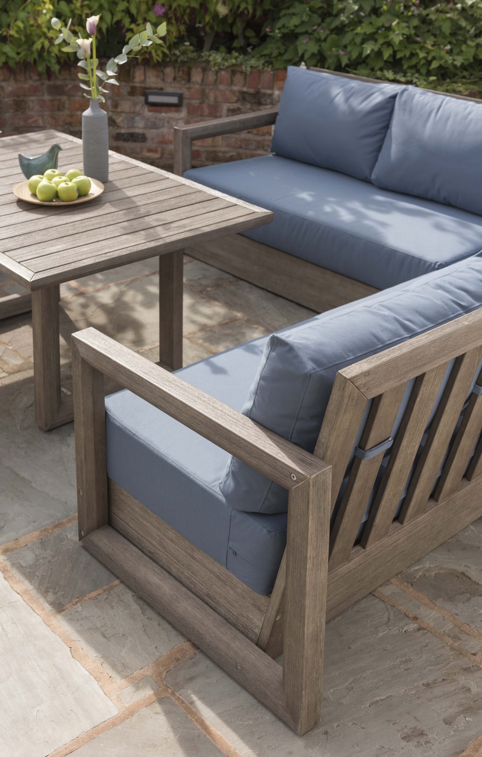 The process of adorning your
garden with wooden garden furniture sets