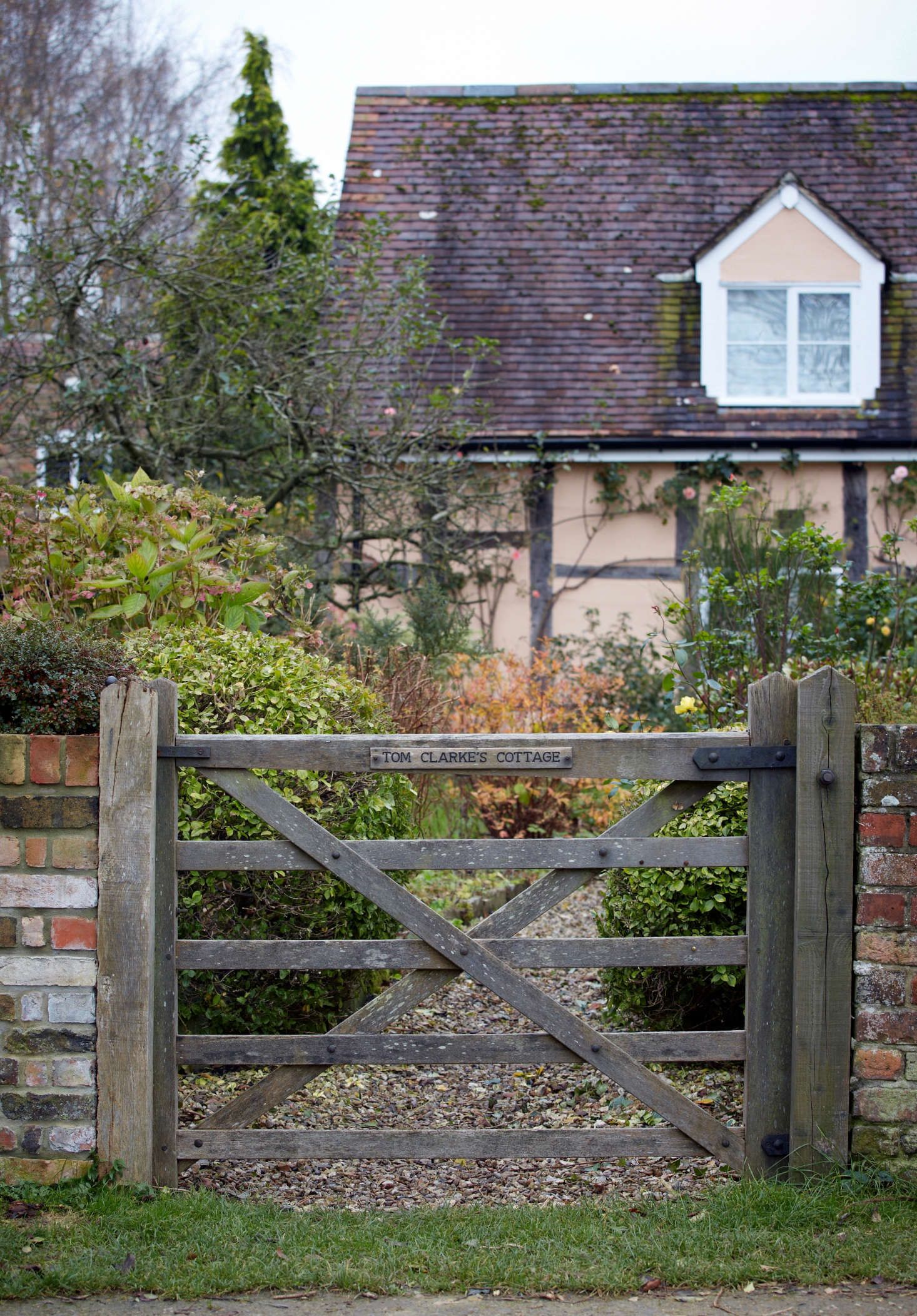 Give a Luxurious Look to your
Garden with Wooden garden gates