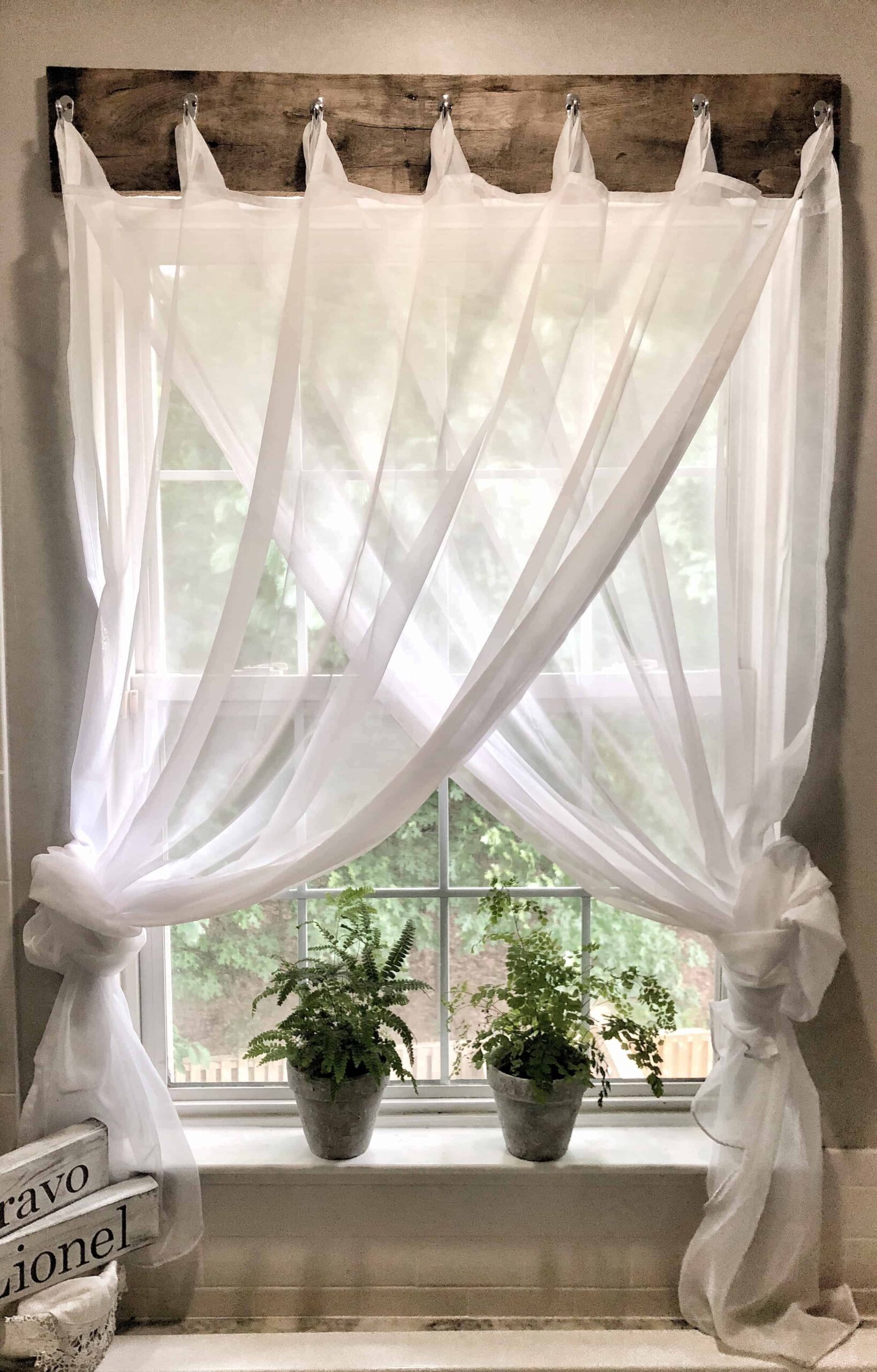 How You Can Make Classy and
Romantic Bathroom Window Curtains