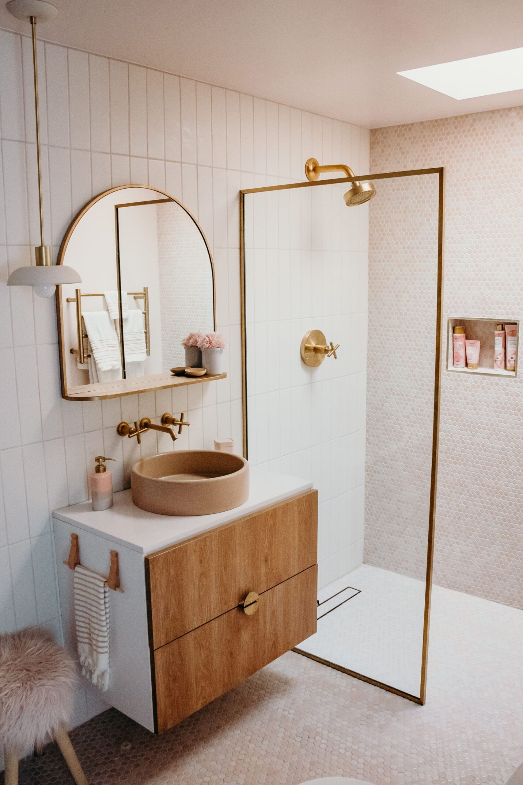 Space saving modern floating bathroom vanity