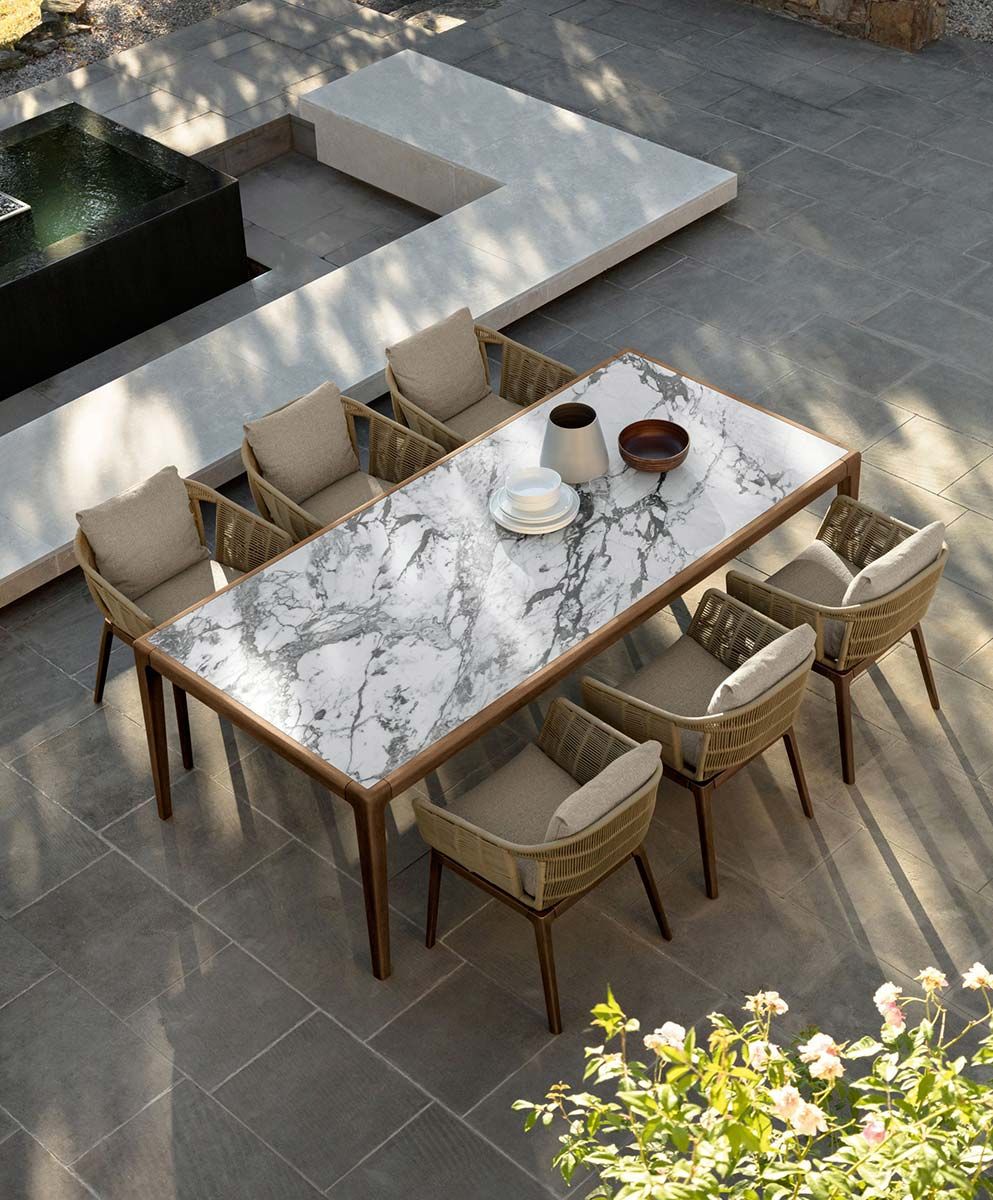 A family which loves outdoor
meals needs good outdoor dining sets