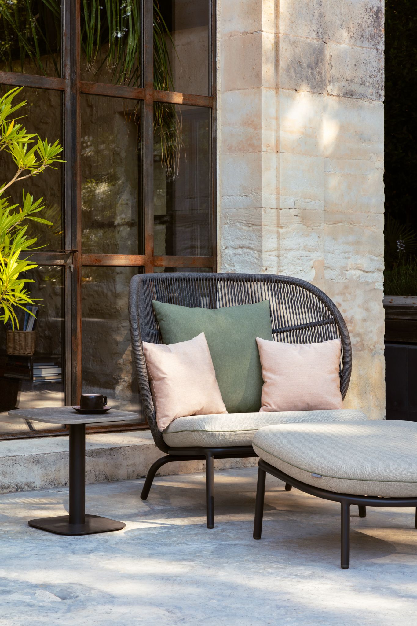 Outdoor lounge chairs can
provide a wide range of services