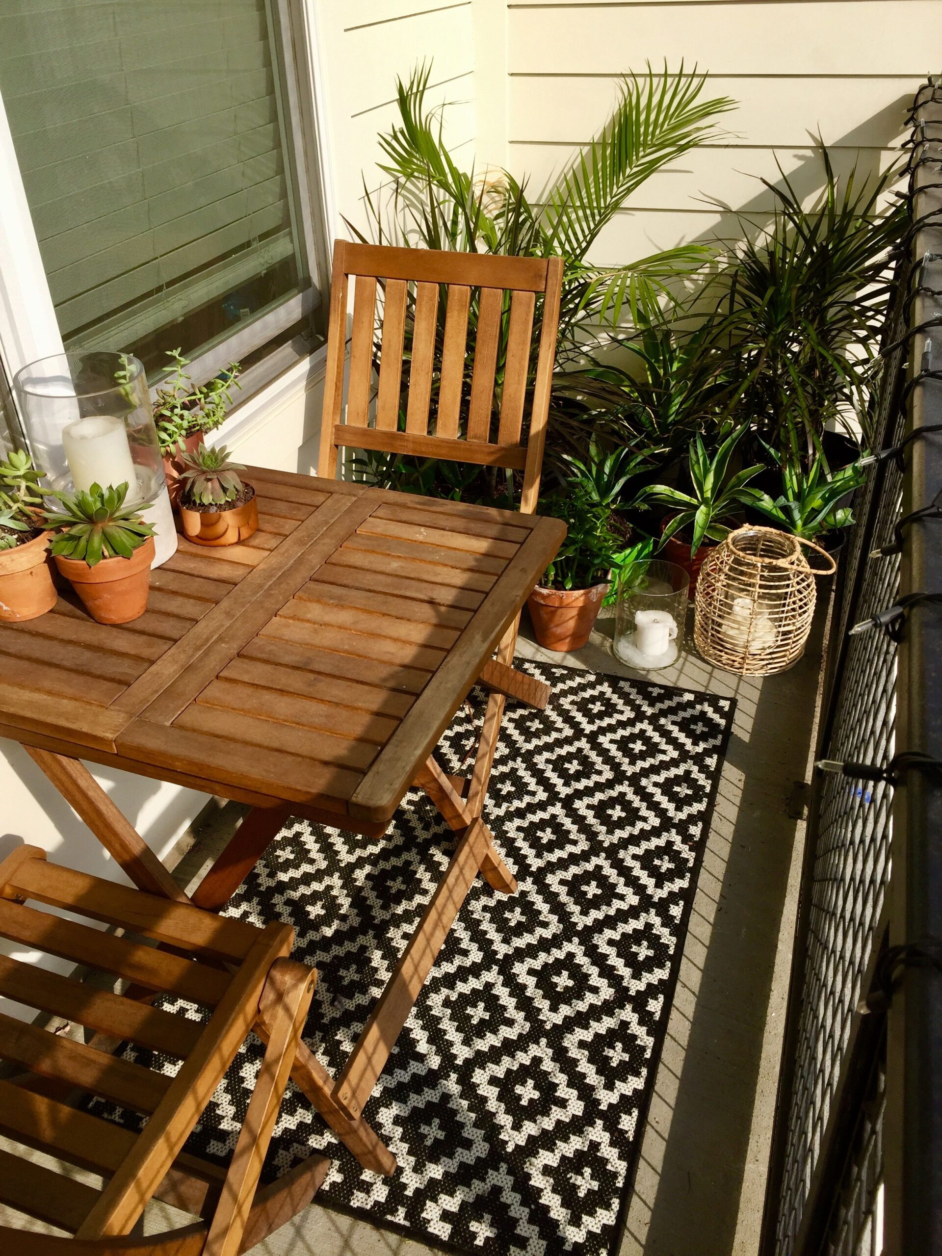 How to decorate using Small
patio table