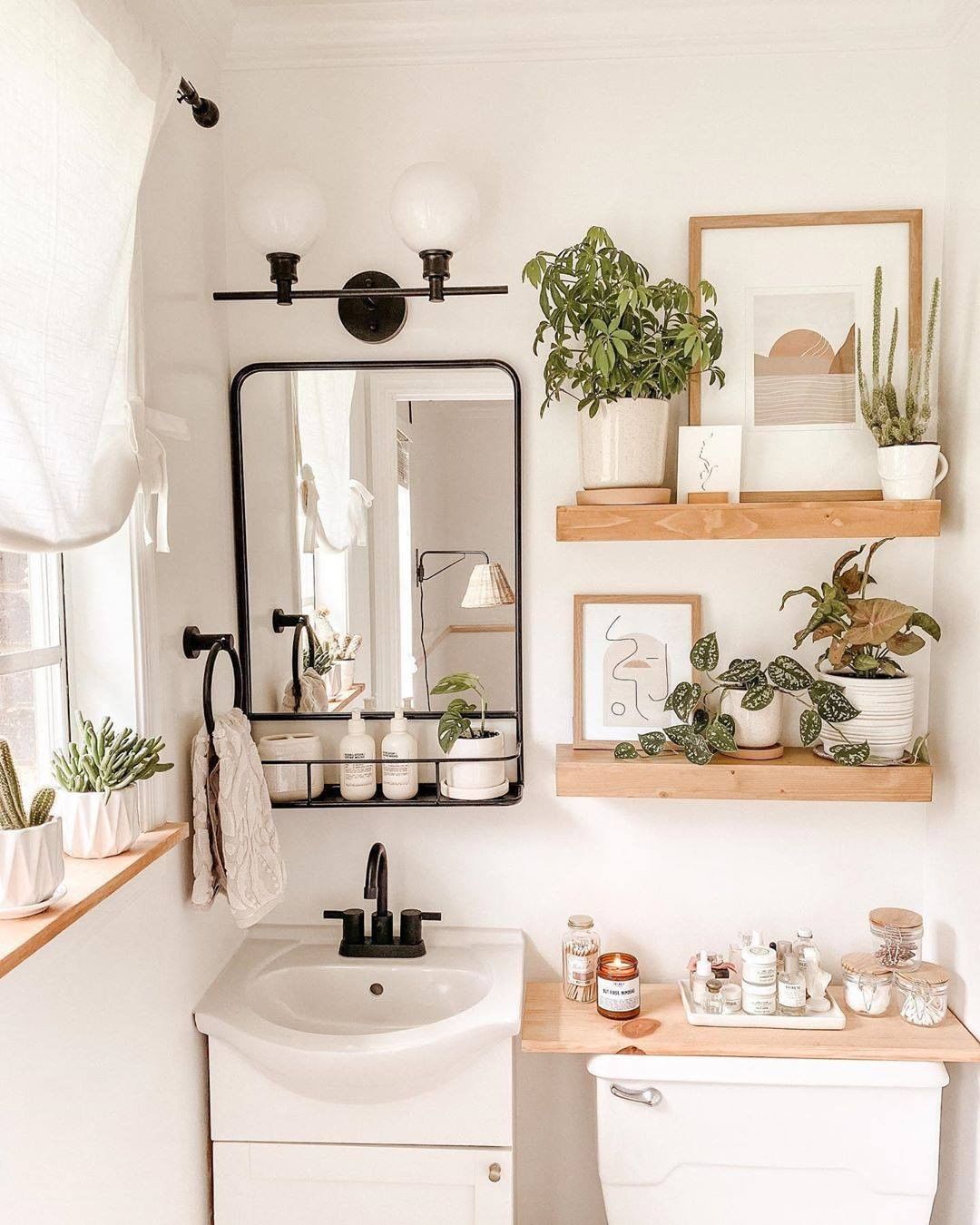 Convenient and practical bathroom shelving