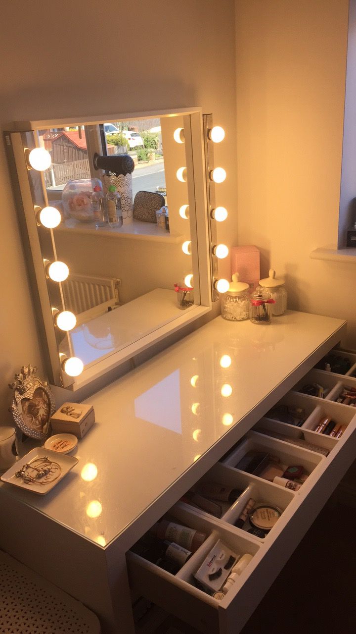 Characteristics Of Lighted Vanity Table