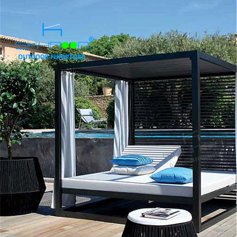 An Elegantly Luxurious Outdoor
Daybed with Canopy