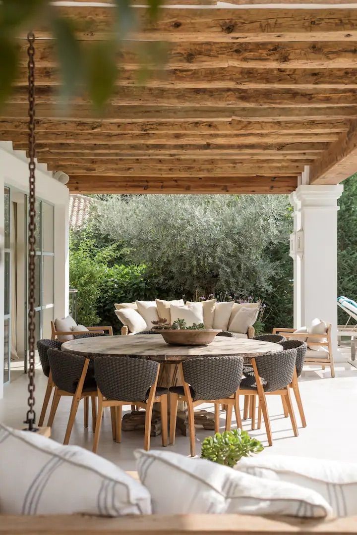 A family which loves outdoor
meals needs good outdoor dining sets