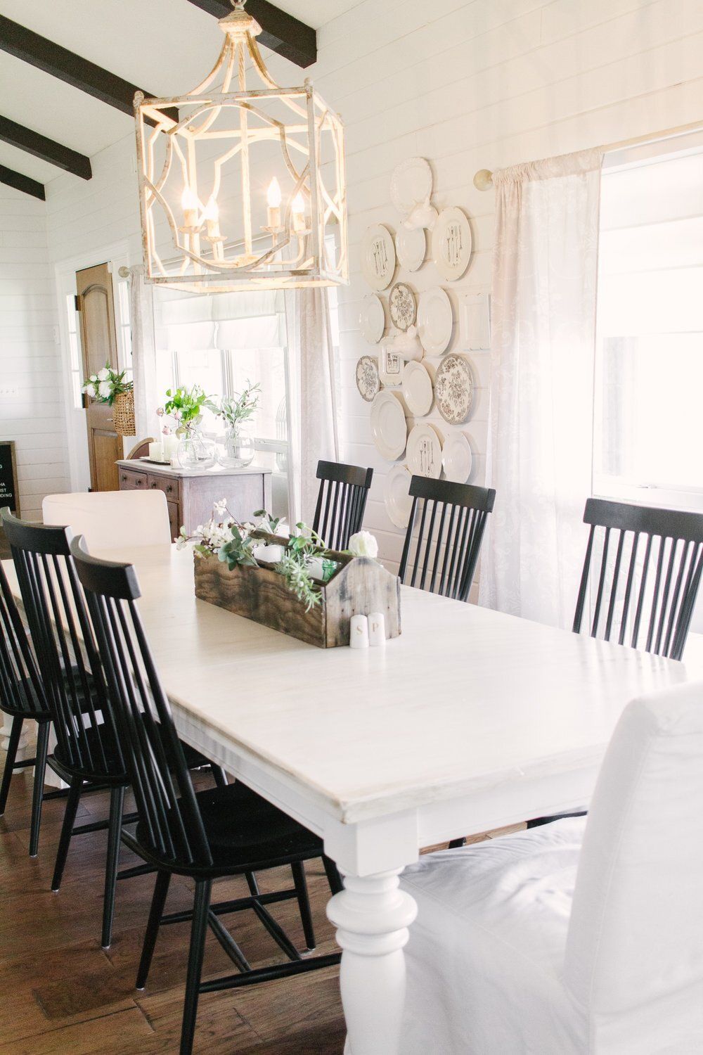 Feeling The serenity of white
dining room table