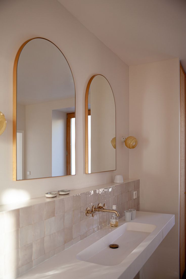 How to Choose Classy Bathroom  Mirrors for Your Home