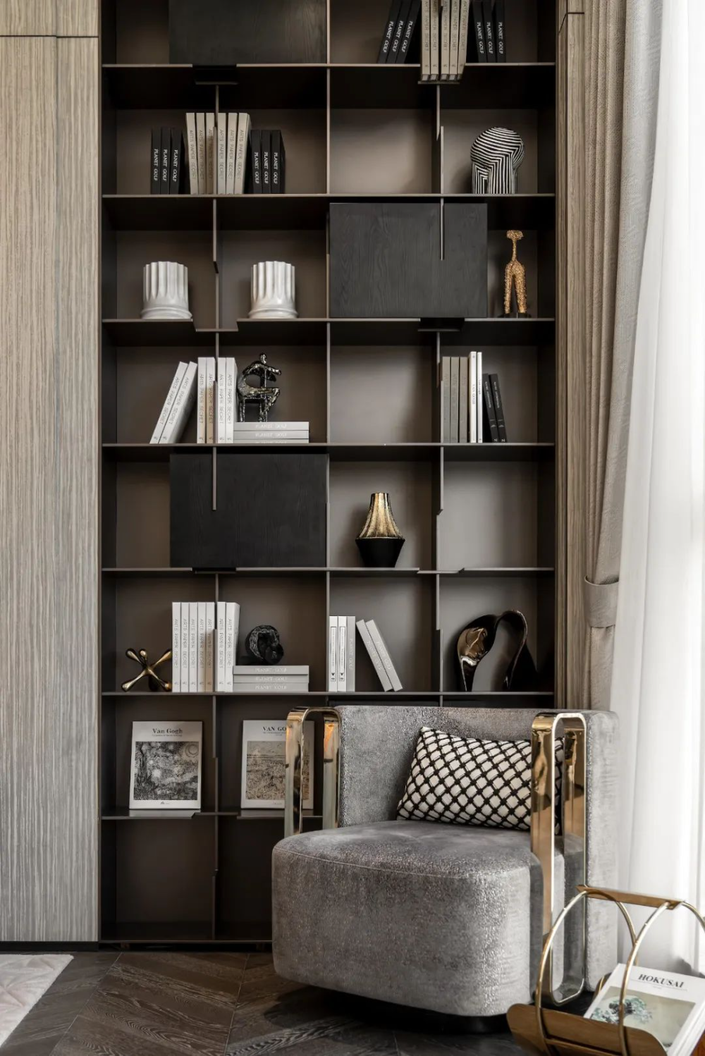 Organizing Books in an Elegant
Style in Your Metal Bookcase