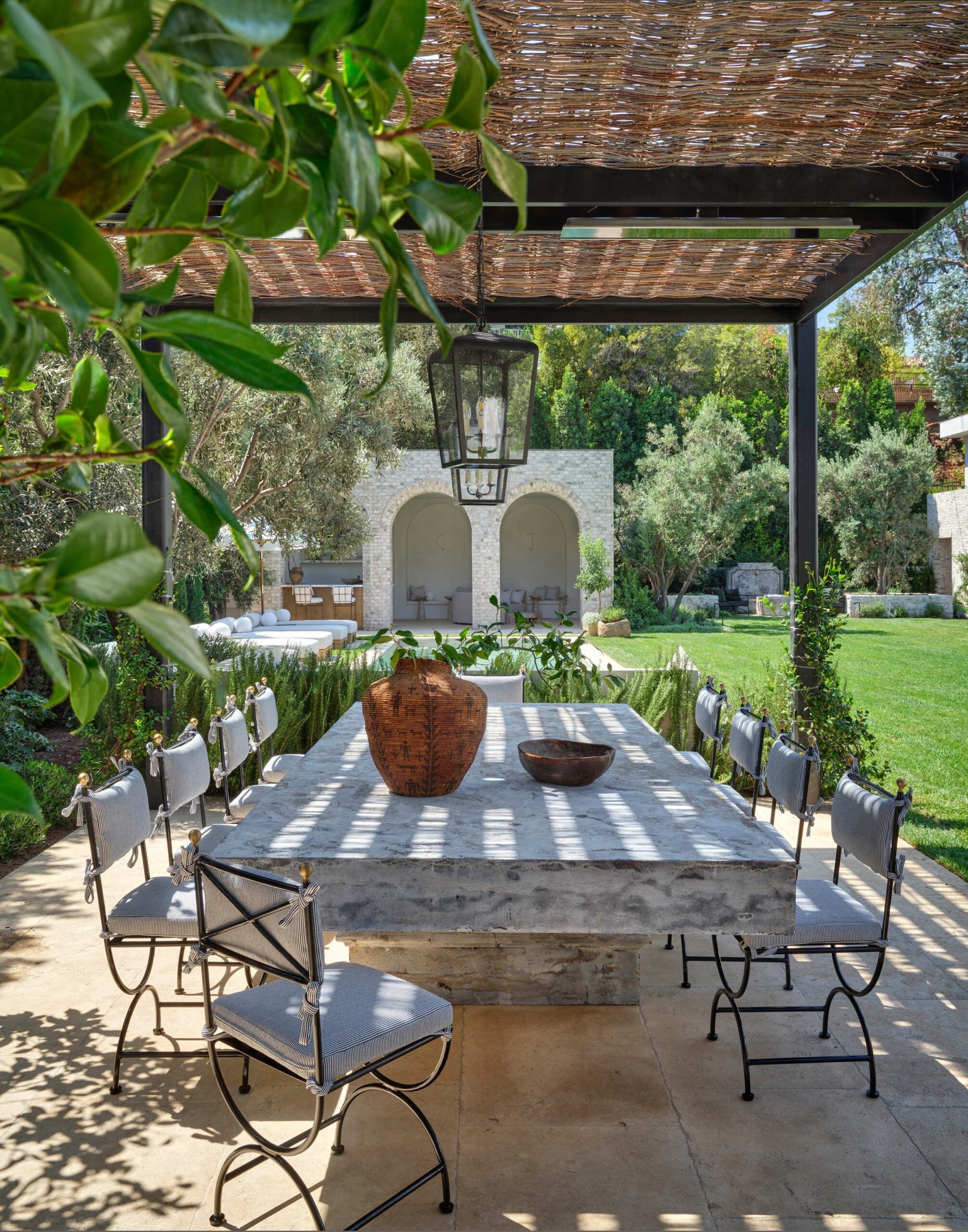 CHOOSING THE BEST OUTDOOR
DINING TABLE FOR YOUR PATIO