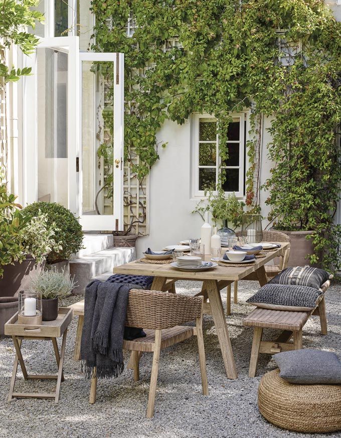 A family which loves outdoor
meals needs good outdoor dining sets