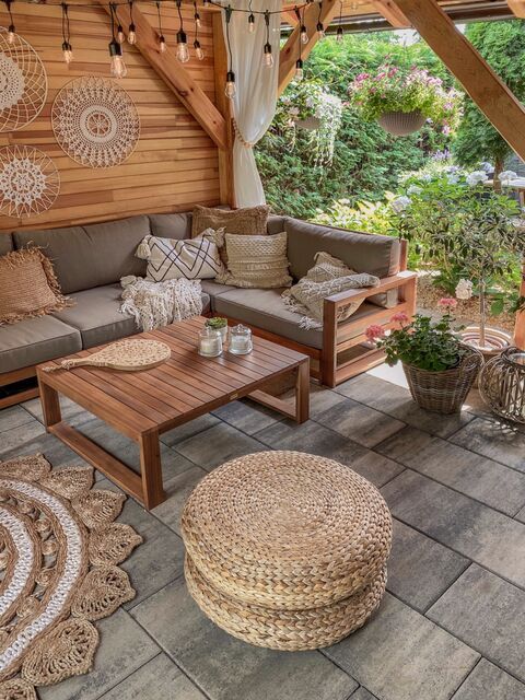 DECORATING YOUR GARDEN SOFAS