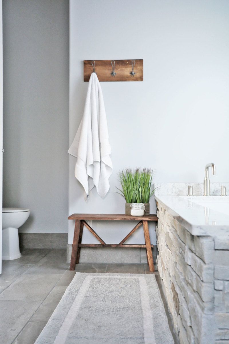 Convenient bathroom bench: advantages and designs