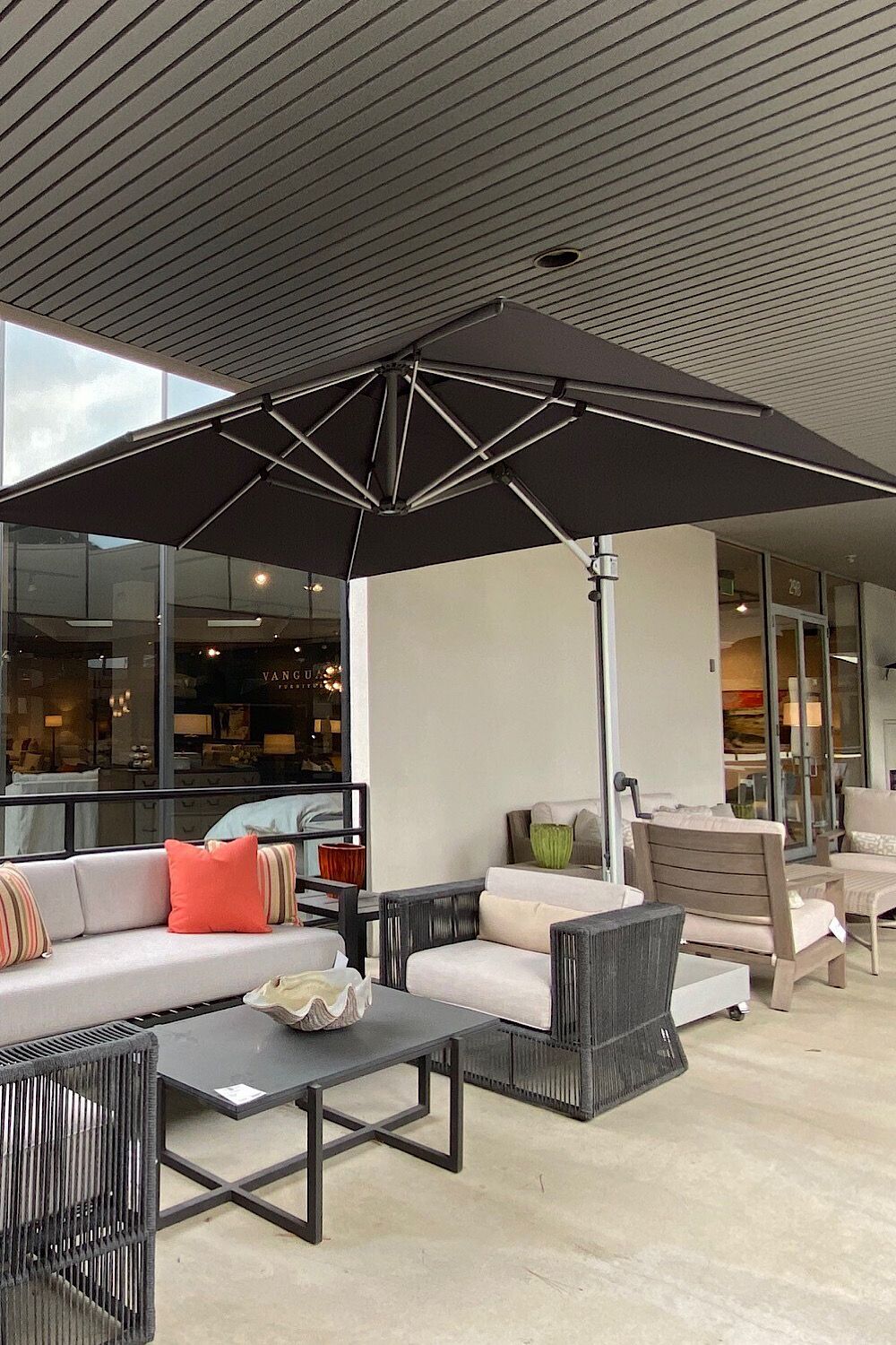 The Bet Cantilever Umbrella
You Need for Your Patio or Swimming Pool