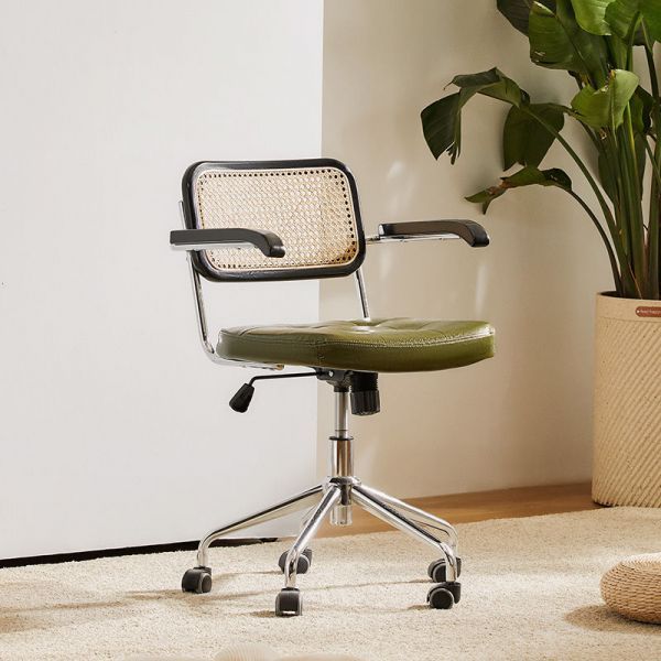 Keeping Your Posture Right
with an Ergonomic Office Chair