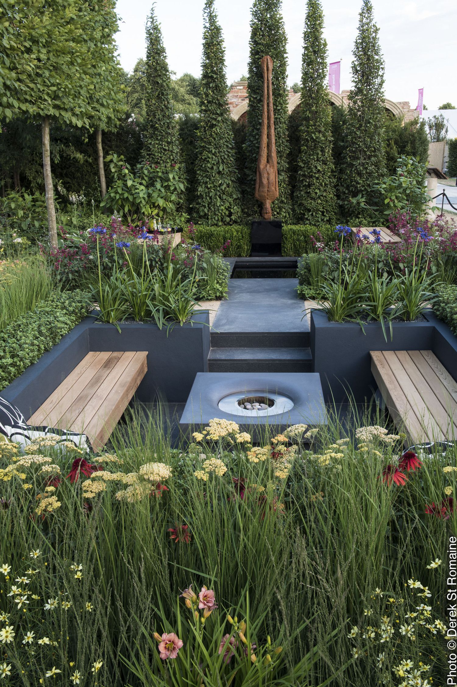 Process of adorning your
garden with Modern garden tables