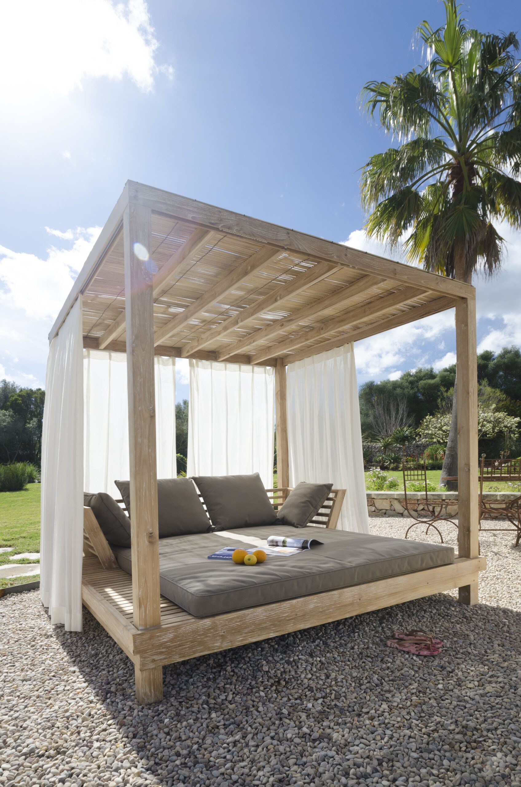 Enjoy the Luxury of Daybeds by
Using Outdoor Daybeds