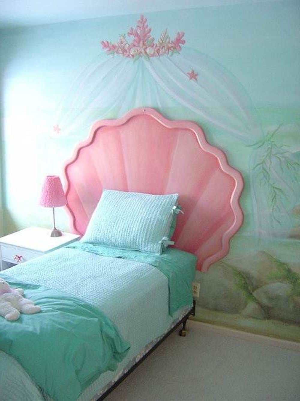 Princess Bedroom Set with
Adorable Accentuating Details