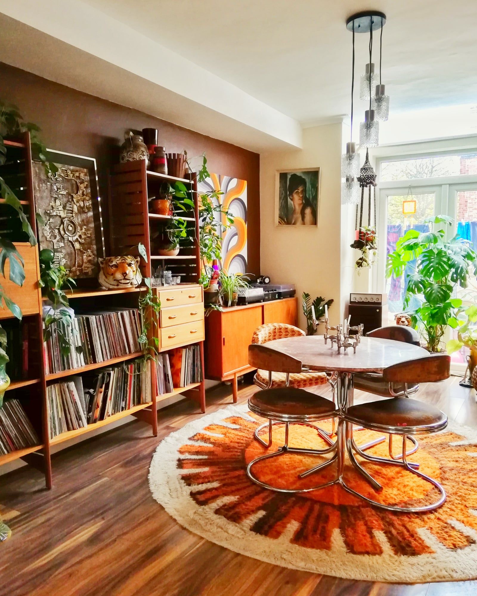 Fascinating and chic retro living room