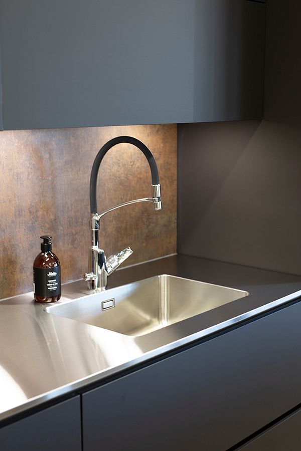 Stainless steel kitchen sinks: the best choice for a modern home