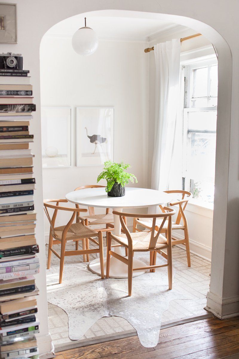 Feeling The serenity of white
dining room table