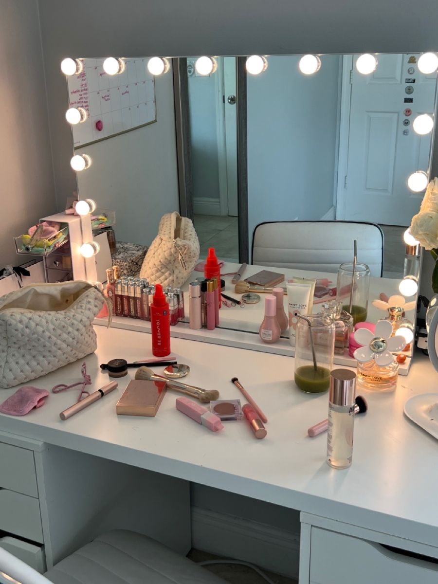 The role of bedroom vanity