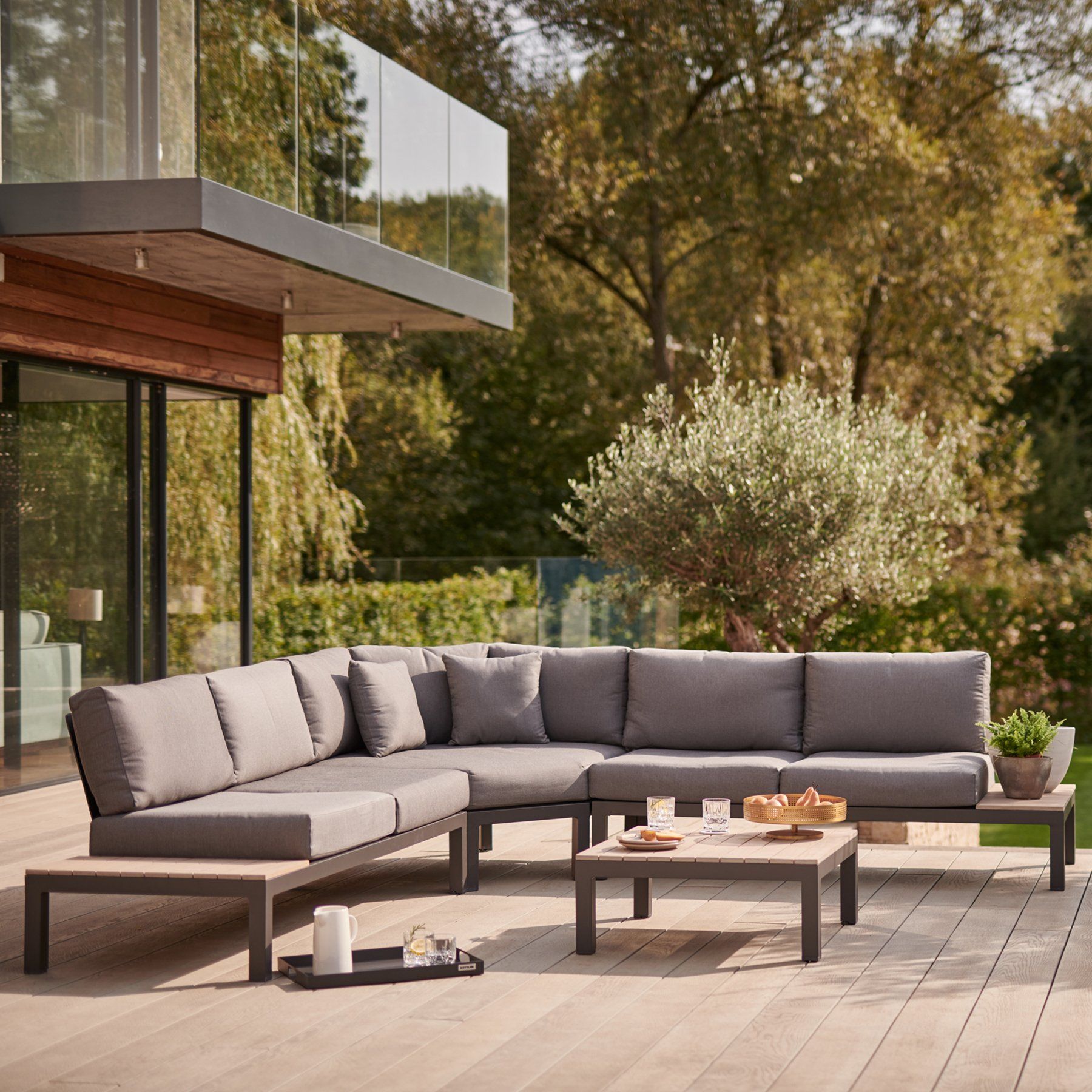 Cast Aluminium Garden
Furniture for Relaxing