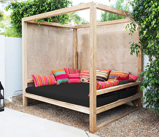 An Elegantly Luxurious Outdoor
Daybed with Canopy