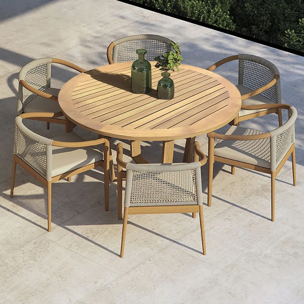 CHOOSING THE BEST OUTDOOR
DINING TABLE FOR YOUR PATIO