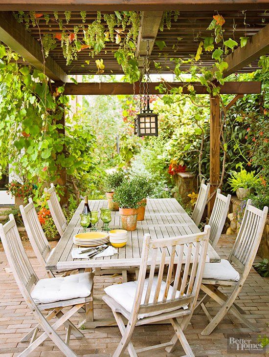 A family which loves outdoor
meals needs good outdoor dining sets