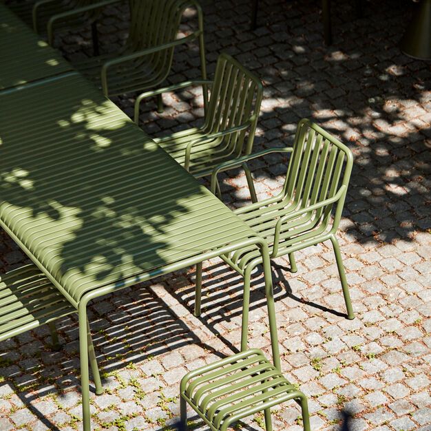 Look Out For Outdoor Table and
Chairs That Are Easy To Clean