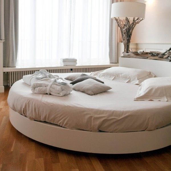 Round bed – unusual and practical