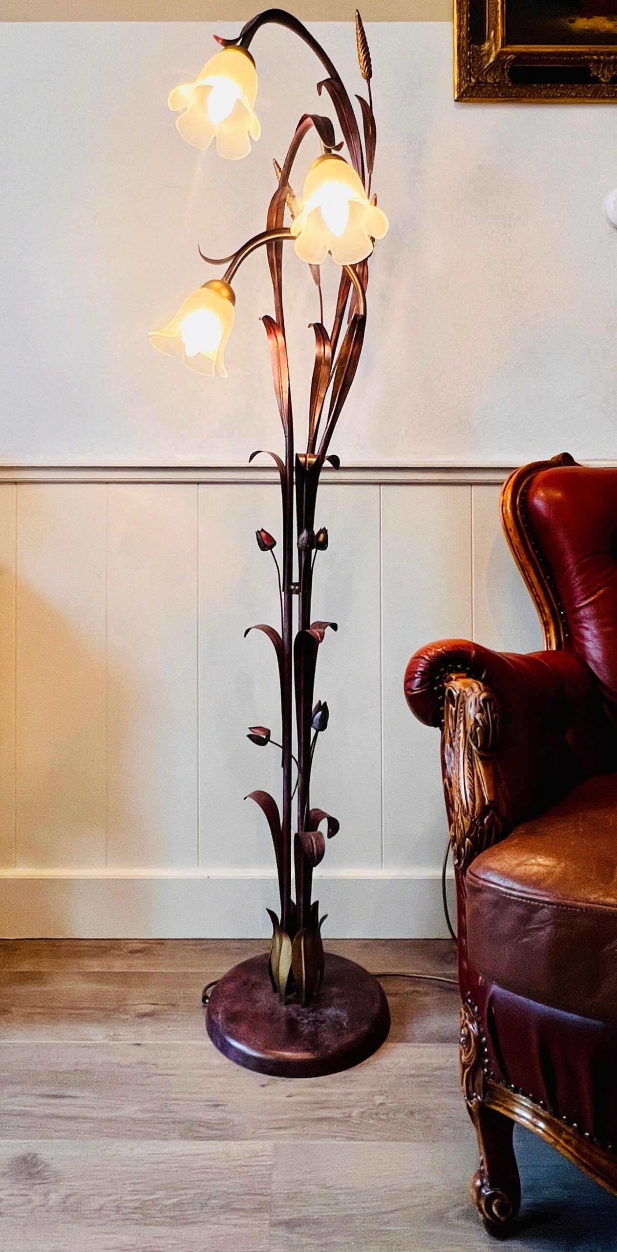 Antique floor lamps bring vintage breath to your home interior