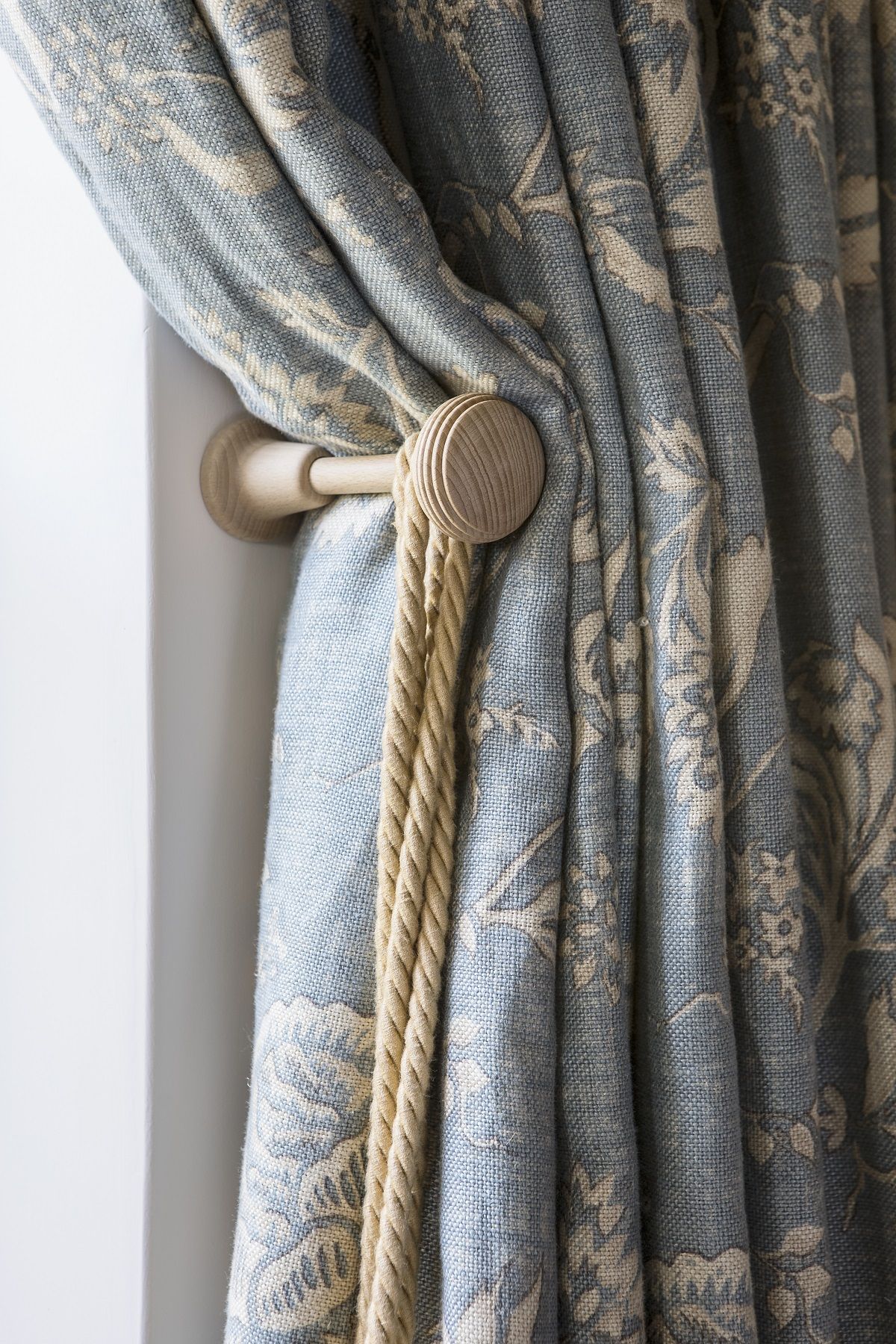 Factors to consider when
shopping for Drapes and curtains