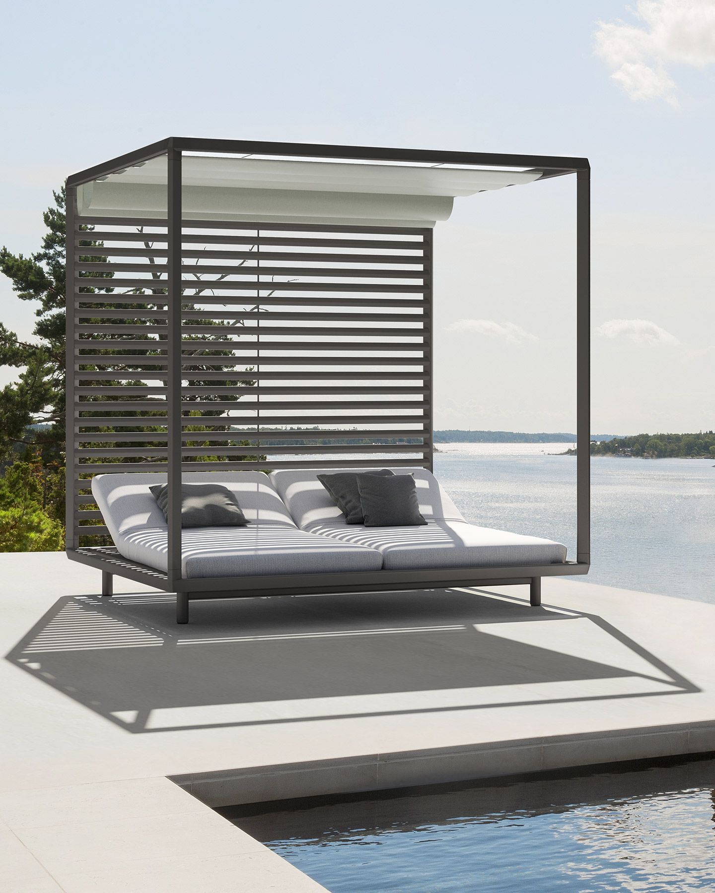 An Elegantly Luxurious Outdoor
Daybed with Canopy