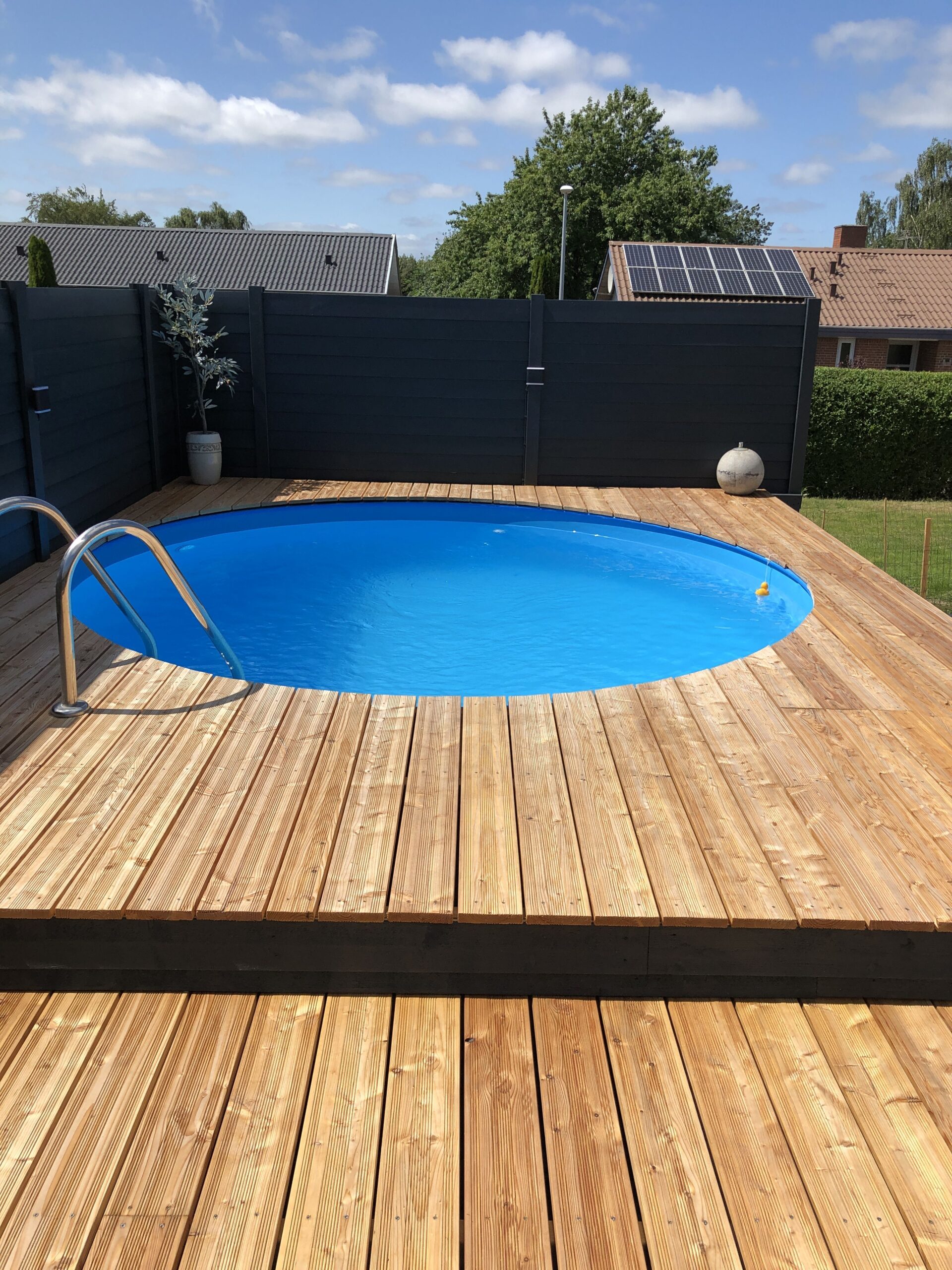 The best place to have the
right designs for building the above ground pool with decks