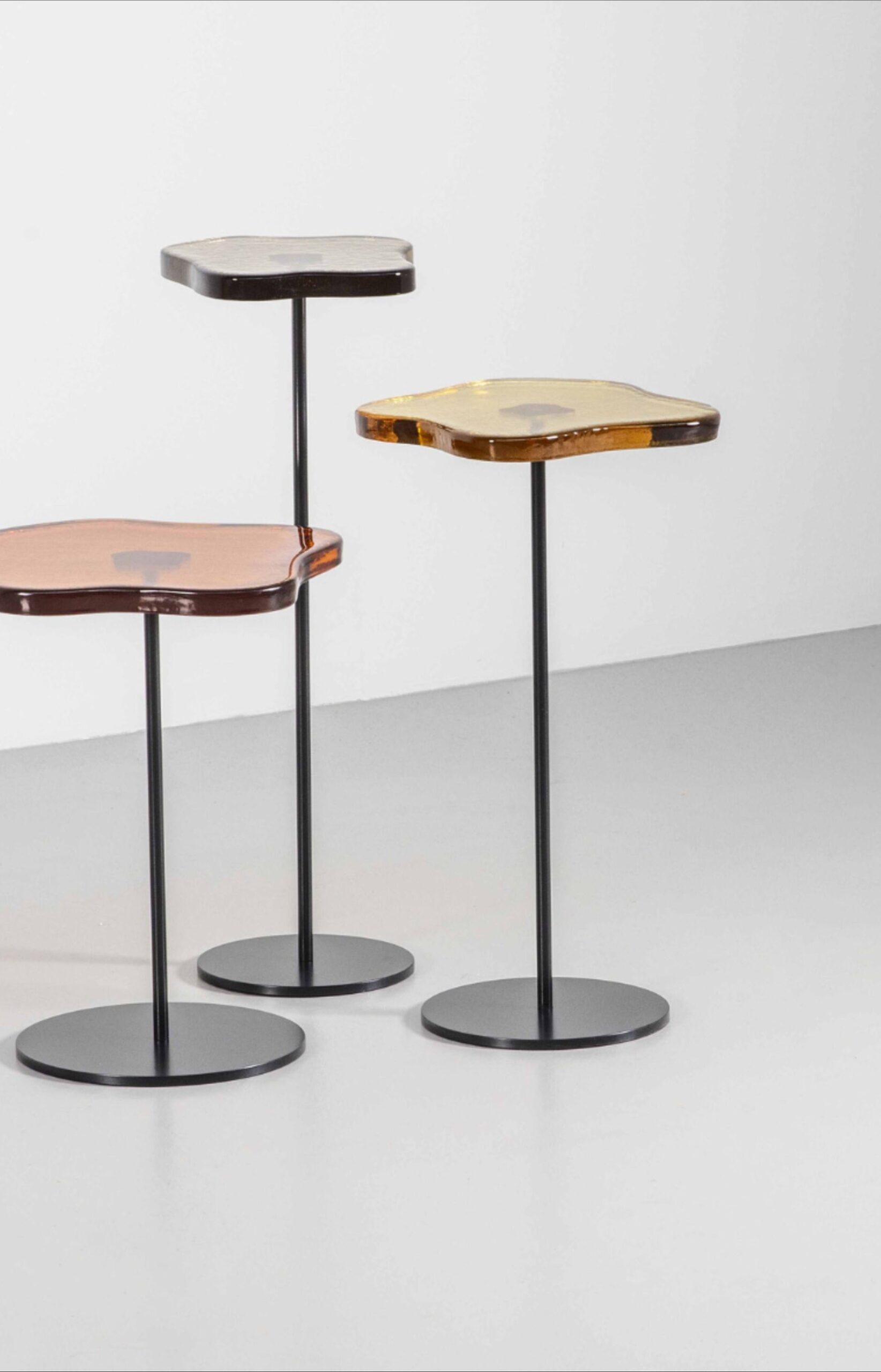 Adorn Your Living Room with  Classy and Chic Acrylic Cocktail Tables