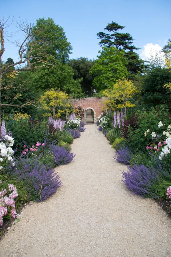 AN OVERVIEW OF GARDEN BORDER
EDGING