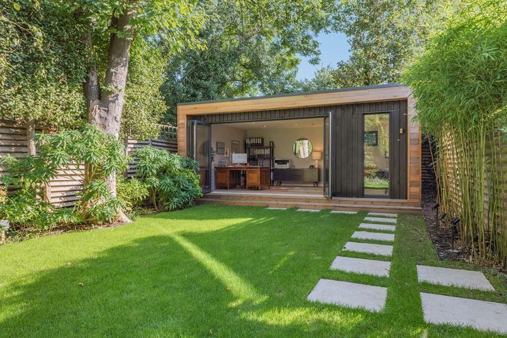 The Enclosed Garden Office
Design