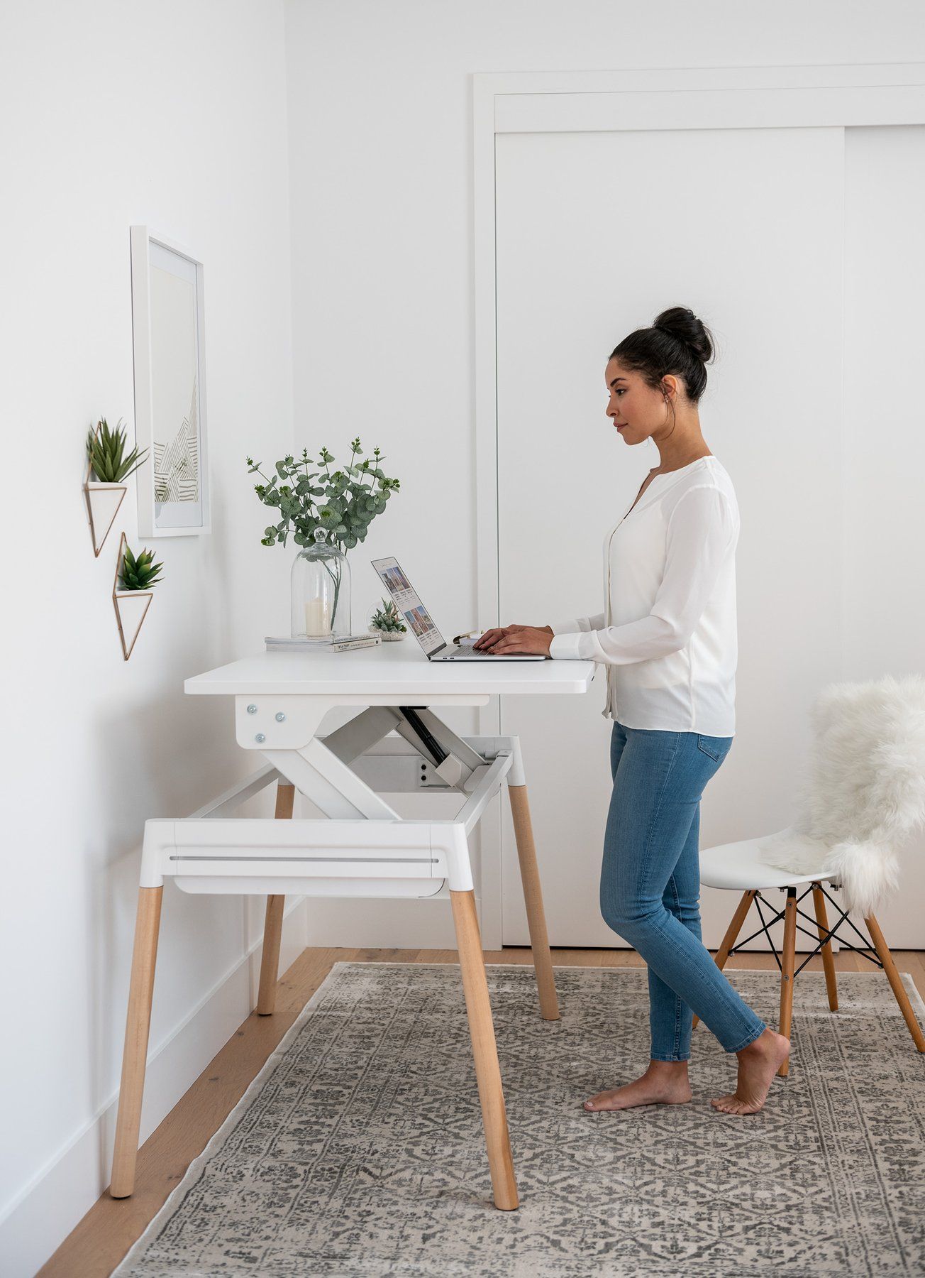 Height Adjustable Desk –
Reflecting Modern Lifestyle at Your Home