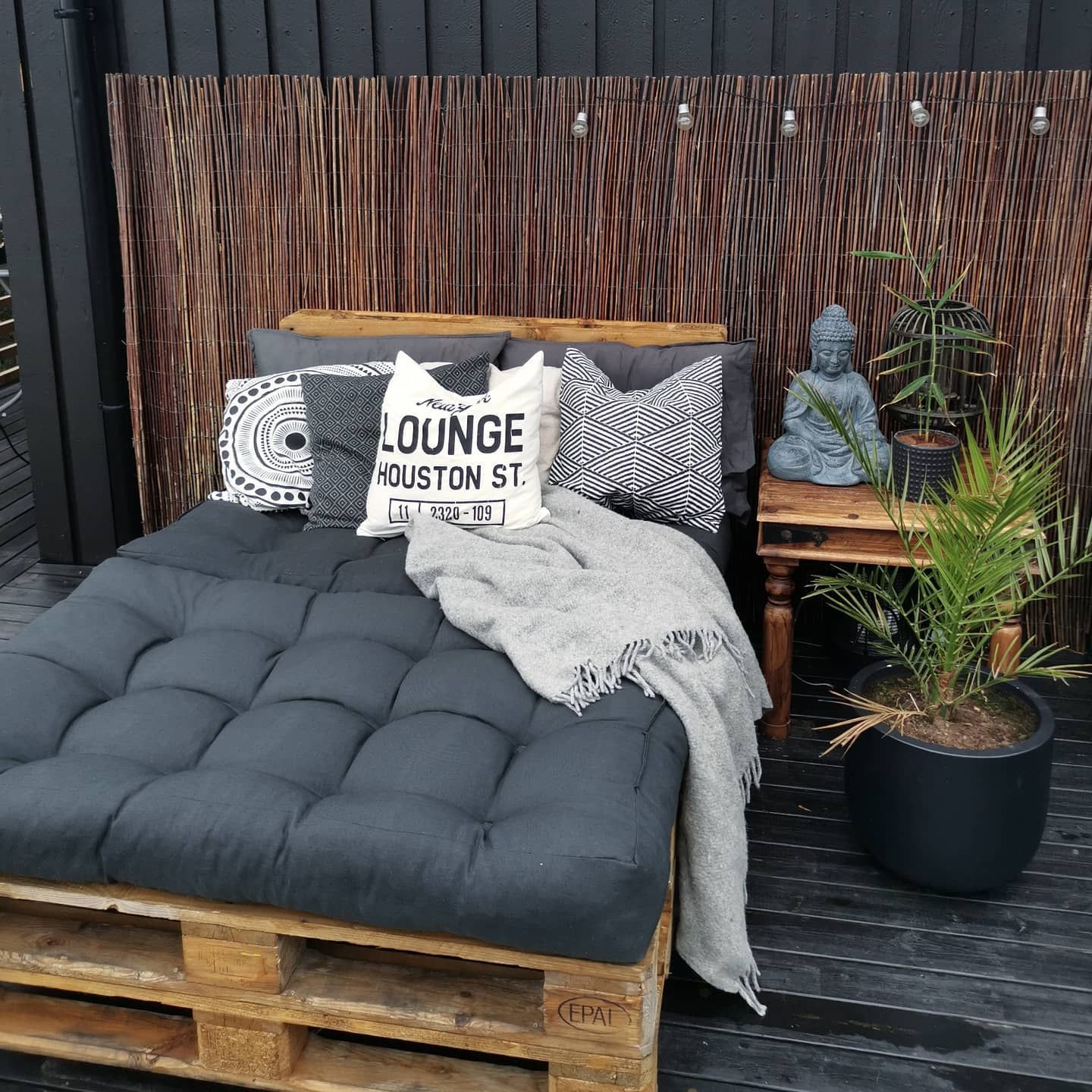 Enjoy the Luxury of Daybeds by
Using Outdoor Daybeds