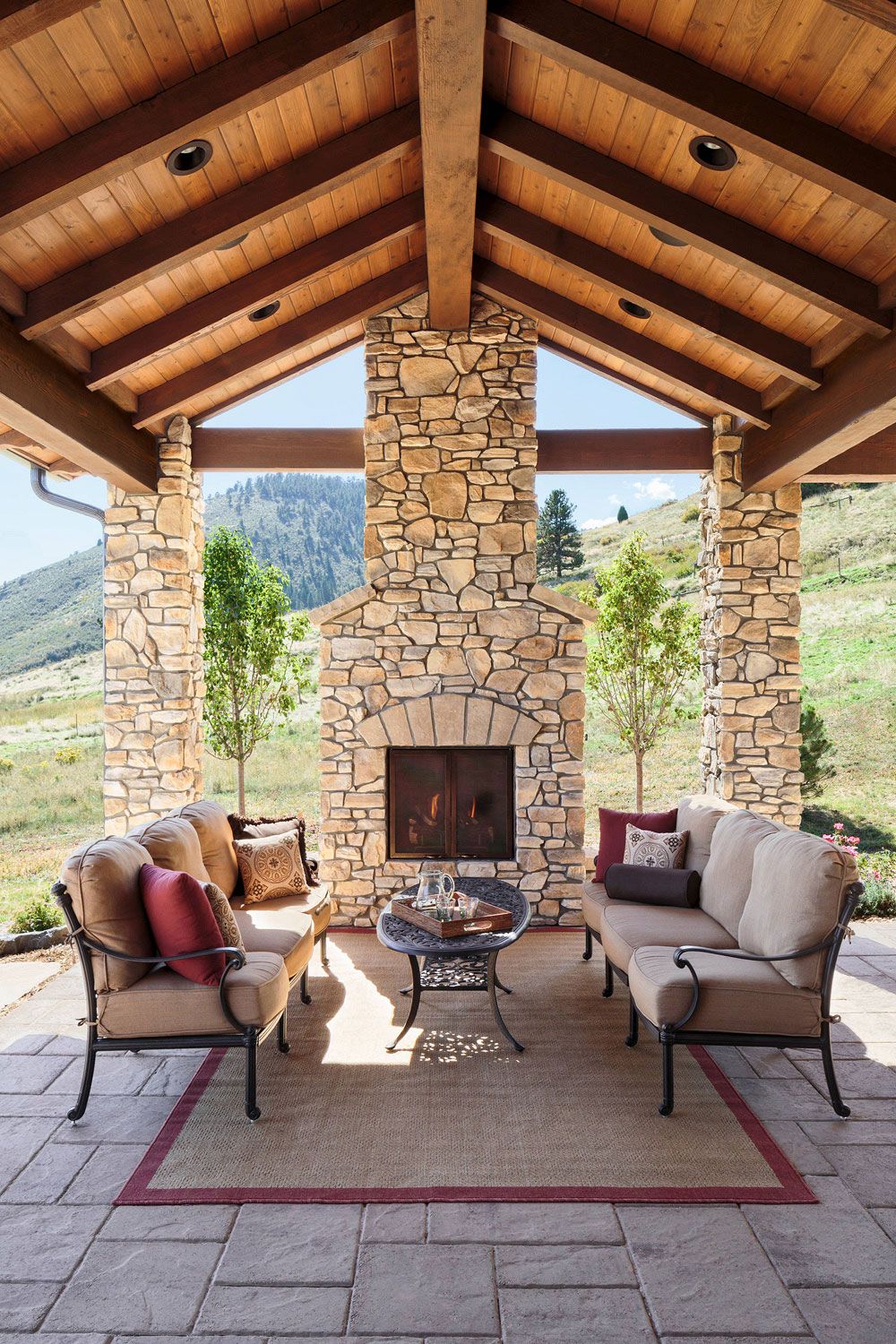 AMAZING OUTDOOR FIREPLACE
IDEAS FOR THE PATIO 