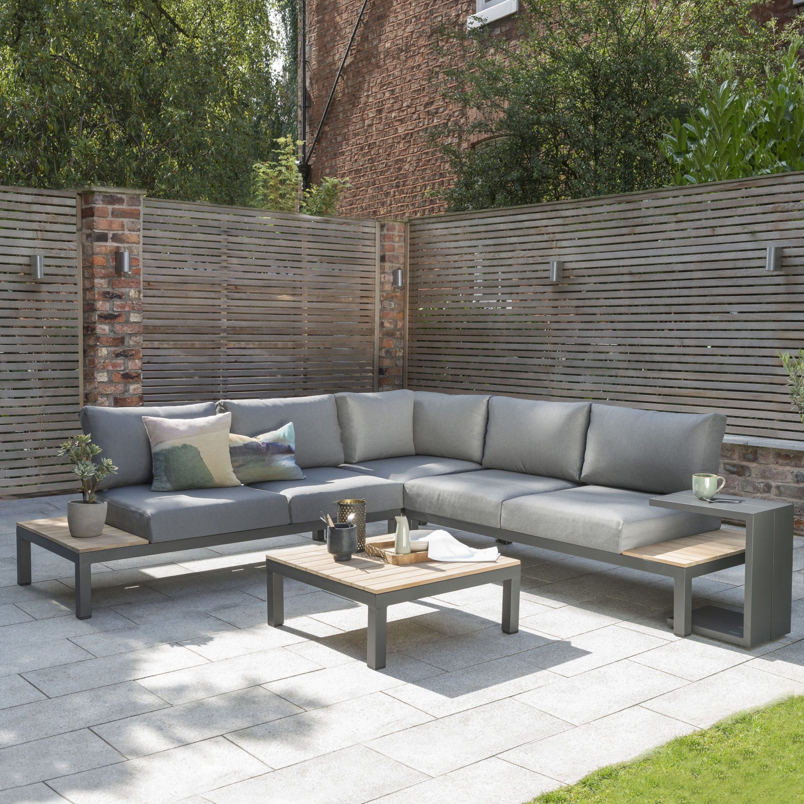 Cast Aluminium Garden
Furniture for Relaxing