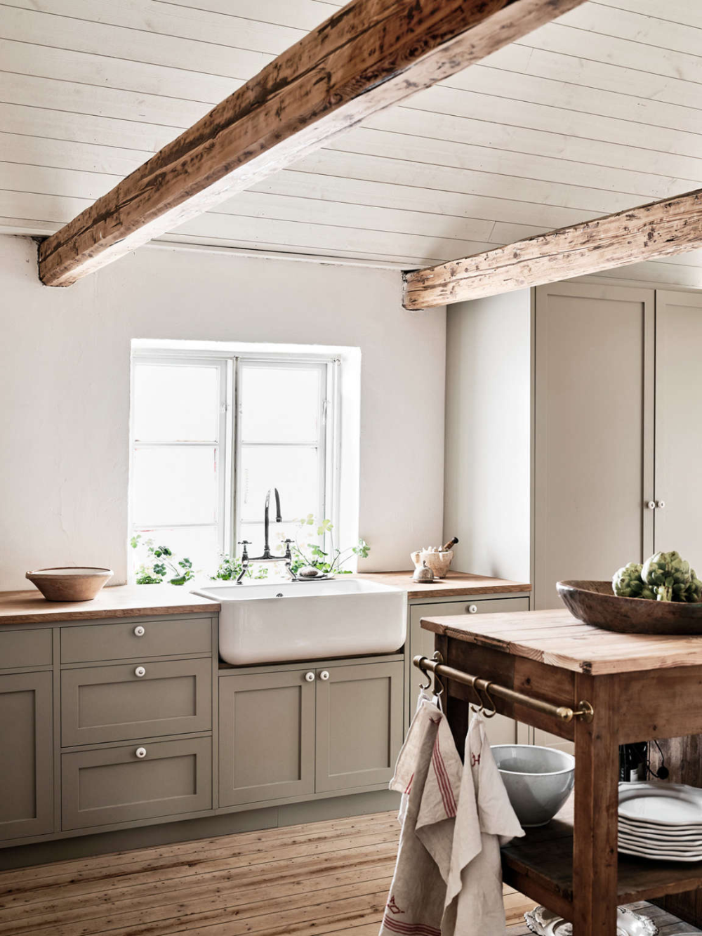 Finding Lovely Ways to Make
Your Country Kitchen Stylish and Practical