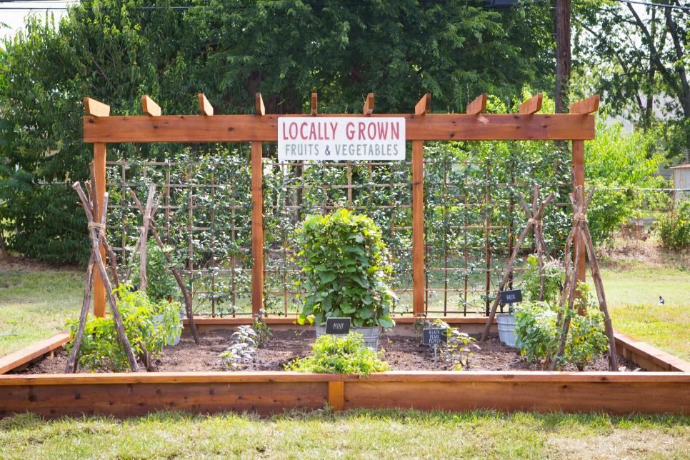 backyard landscaping photo by: jennifer boomer/getty images NDVJIVI